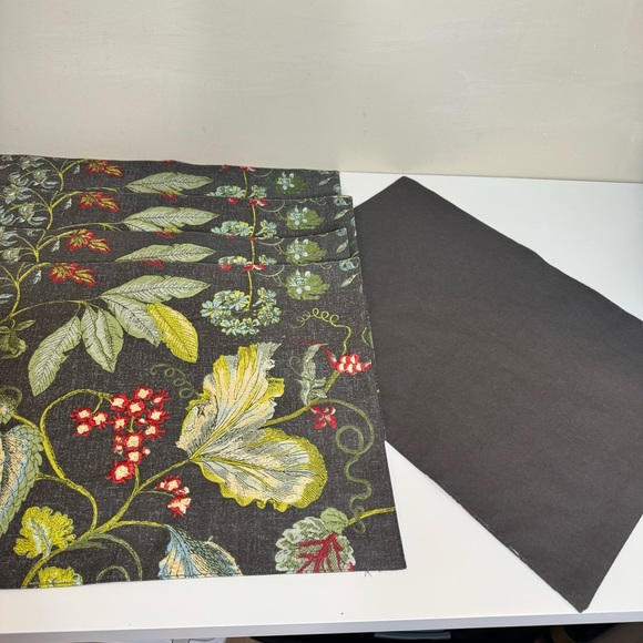 Other - Set of 5 embroidered placemats